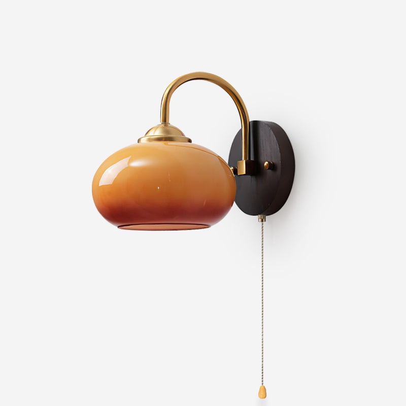 Fullt bilde av karamell-persimmon-vegglampen med kjedetrekk