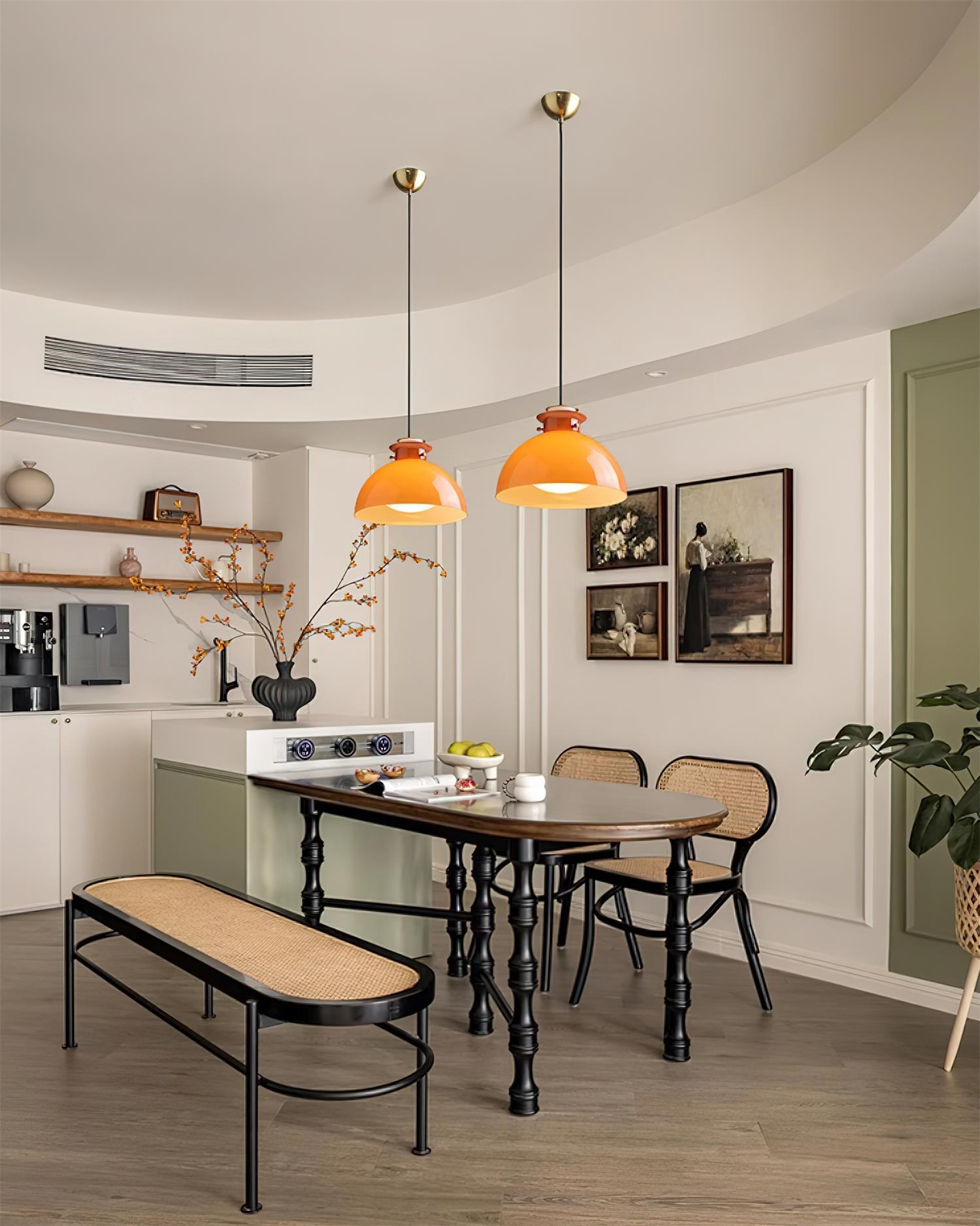 Para pomarańczowych lamp wiszących Glebe nad stołem w jadalni