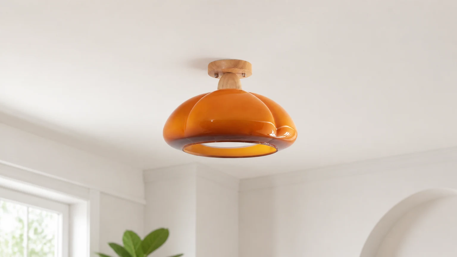 Lampa wisząca ze szkła dyniowego zainstalowana w ciepłym wnętrzu