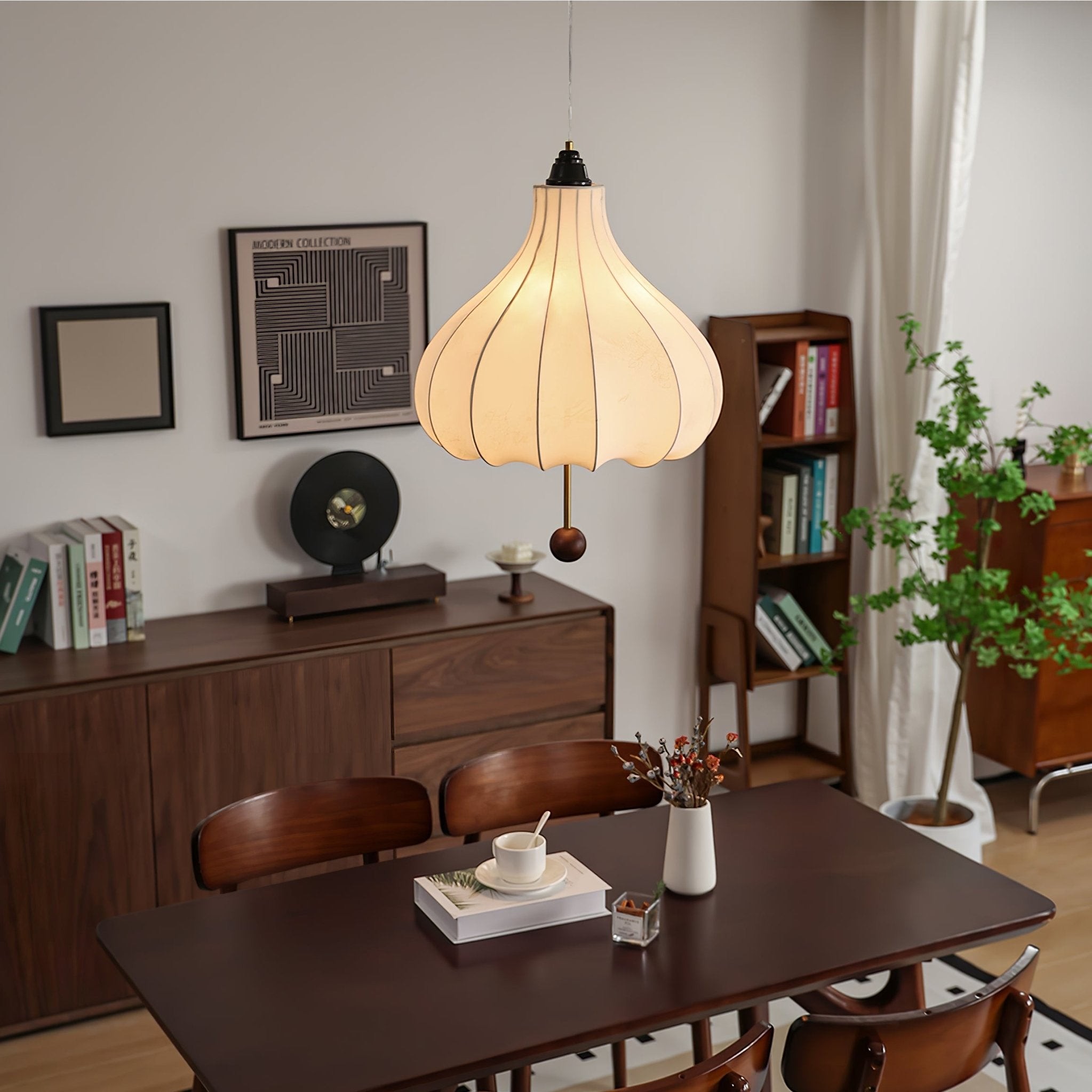 Lampa wisząca z kasztanowej tkaniny w jadalni i salonie