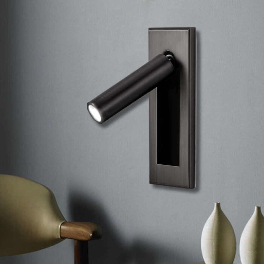 Aplique de pared Dark D790 en un ambiente interior con silla y decoración.