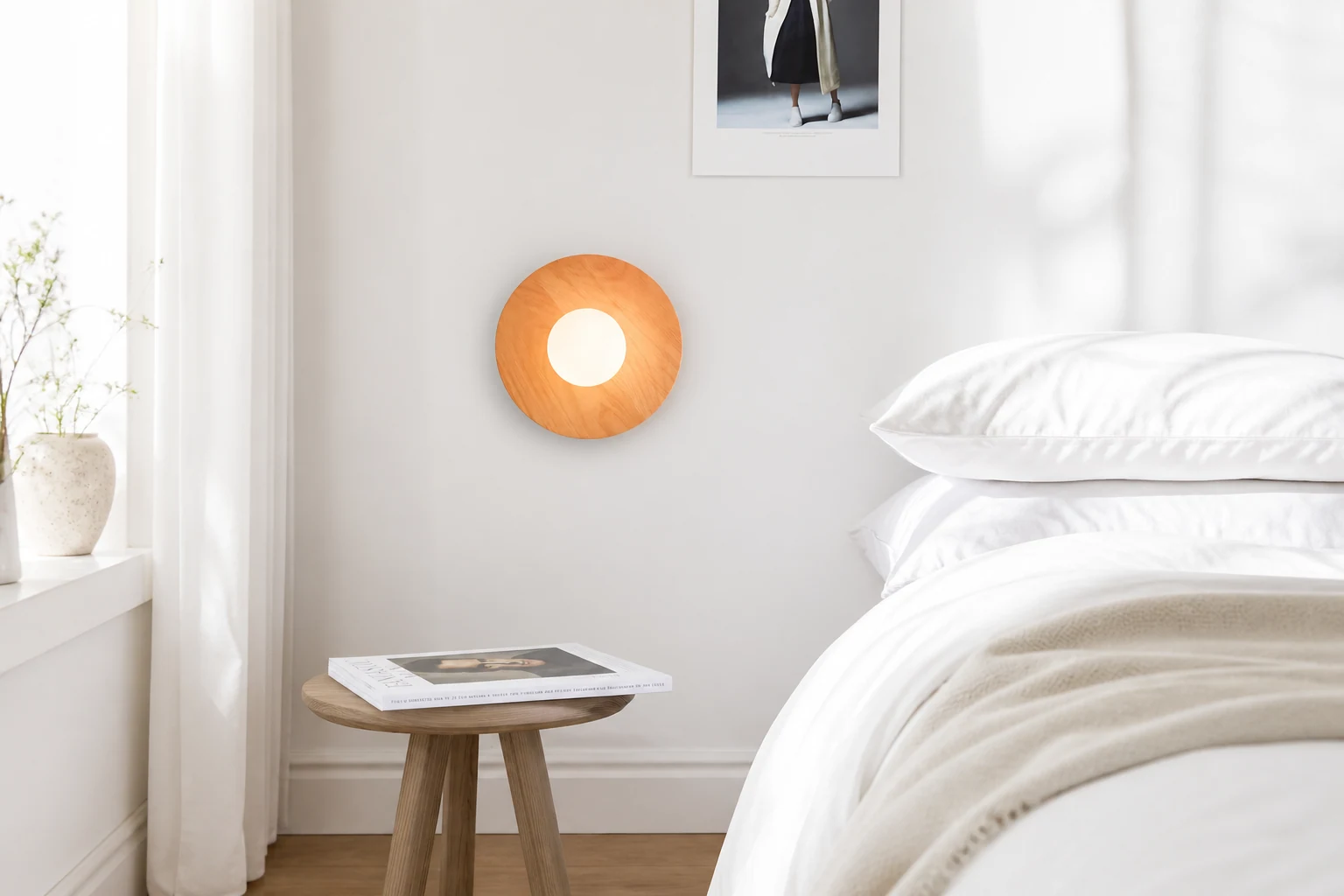 Lámpara de madera Serenity mostrada en un ambiente interior de estilo suave.