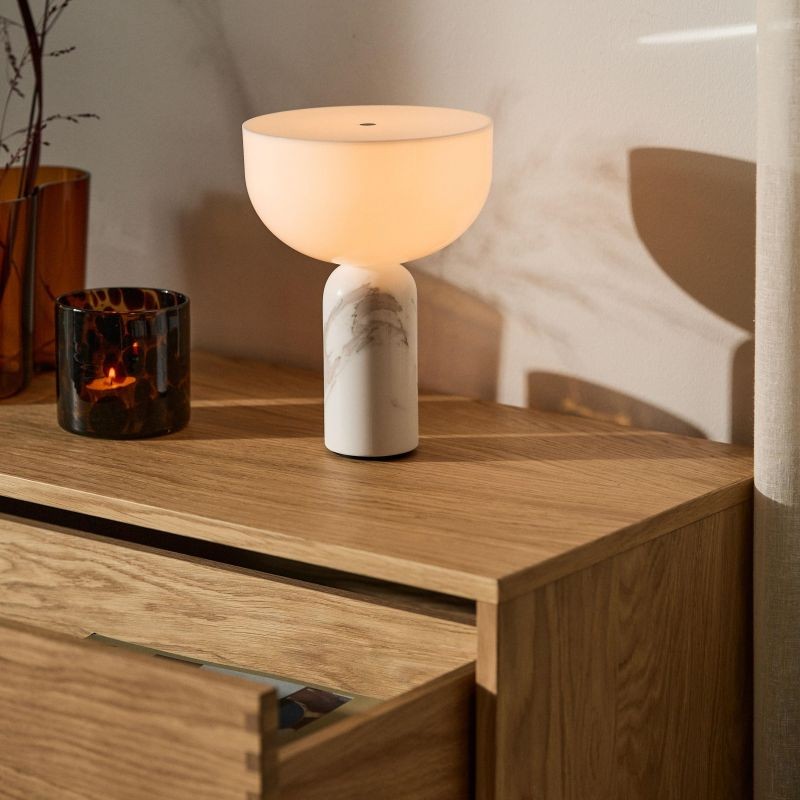 Lampa Kizu na drewnianym stoliku nocnym