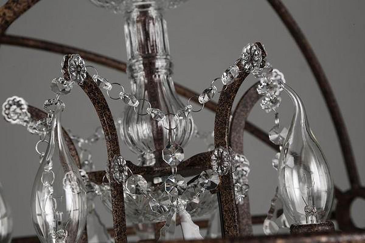Primo piano di pendenti in cristallo ed elementi per lampade a forma di candela