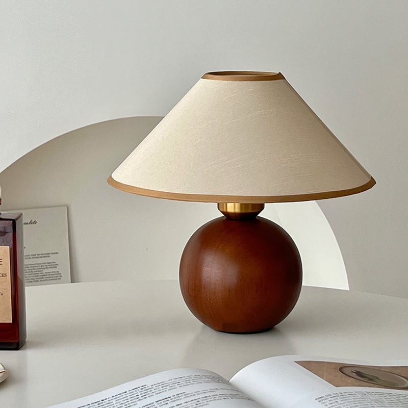 Lniana lampa stołowa Ambient S71 na stole z książkami i lustrem