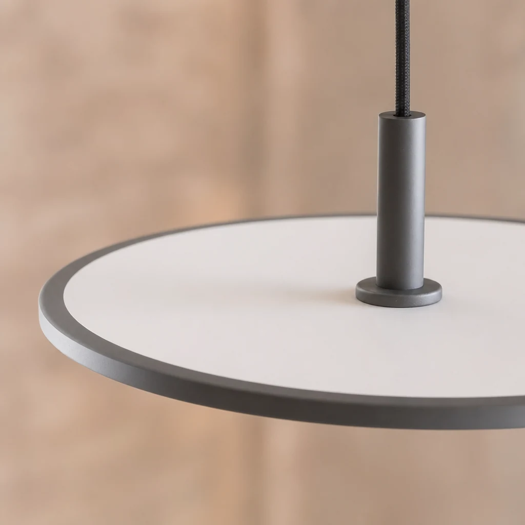 Zbliżenie na wykończenie i konstrukcję dysku M482 lampy wiszącej Round Disc