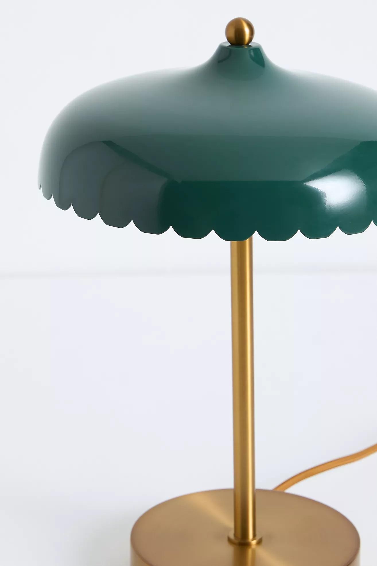 Grön Rayla-lampdetalj som visar vågig skärm, stjälk och bas