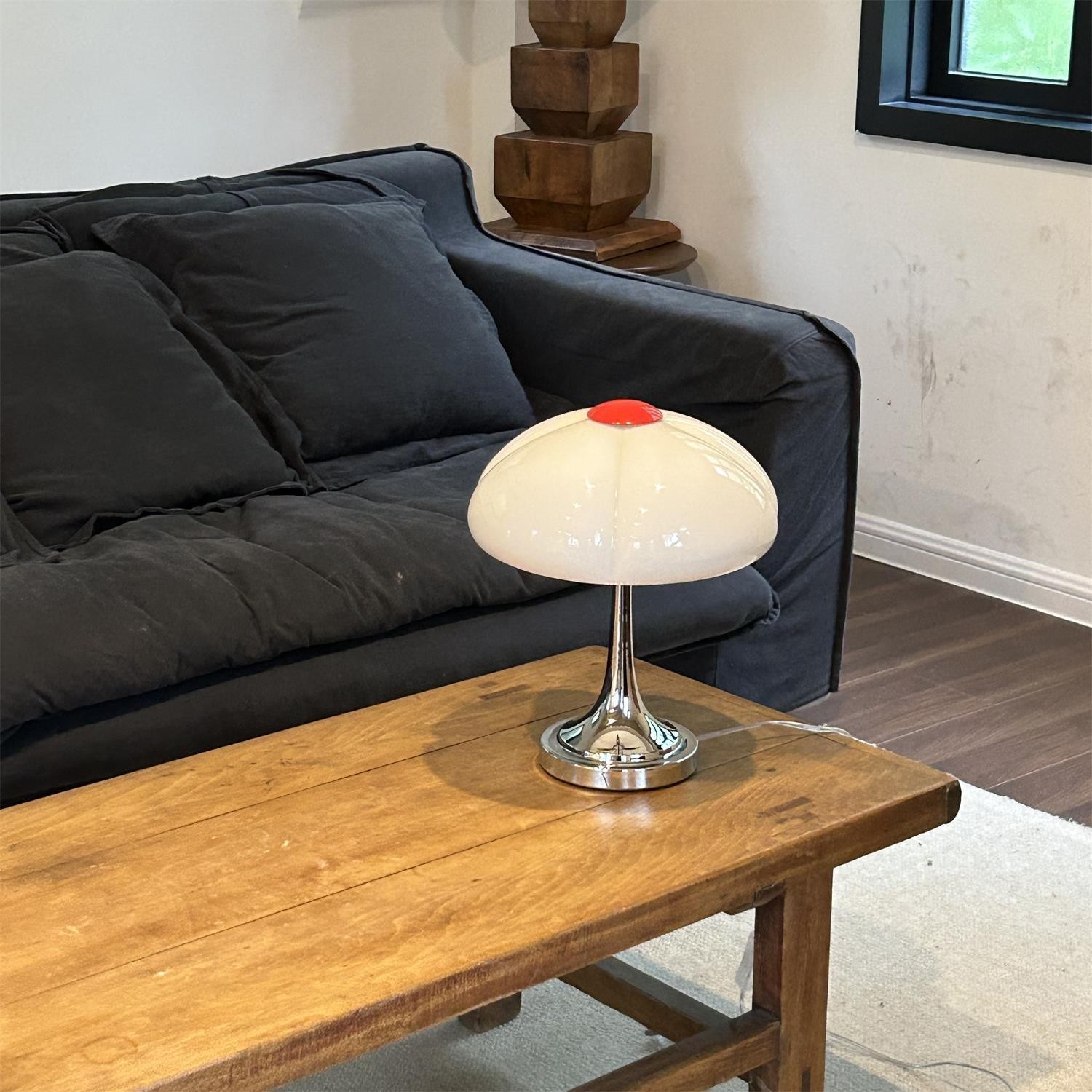Lampa M321 w nakryciu stolika kawowego w salonie