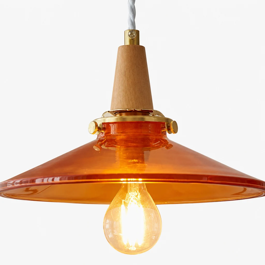 Zbliżenie detalu lampy wiszącej ze szkła Nordic Mosiężnego M286