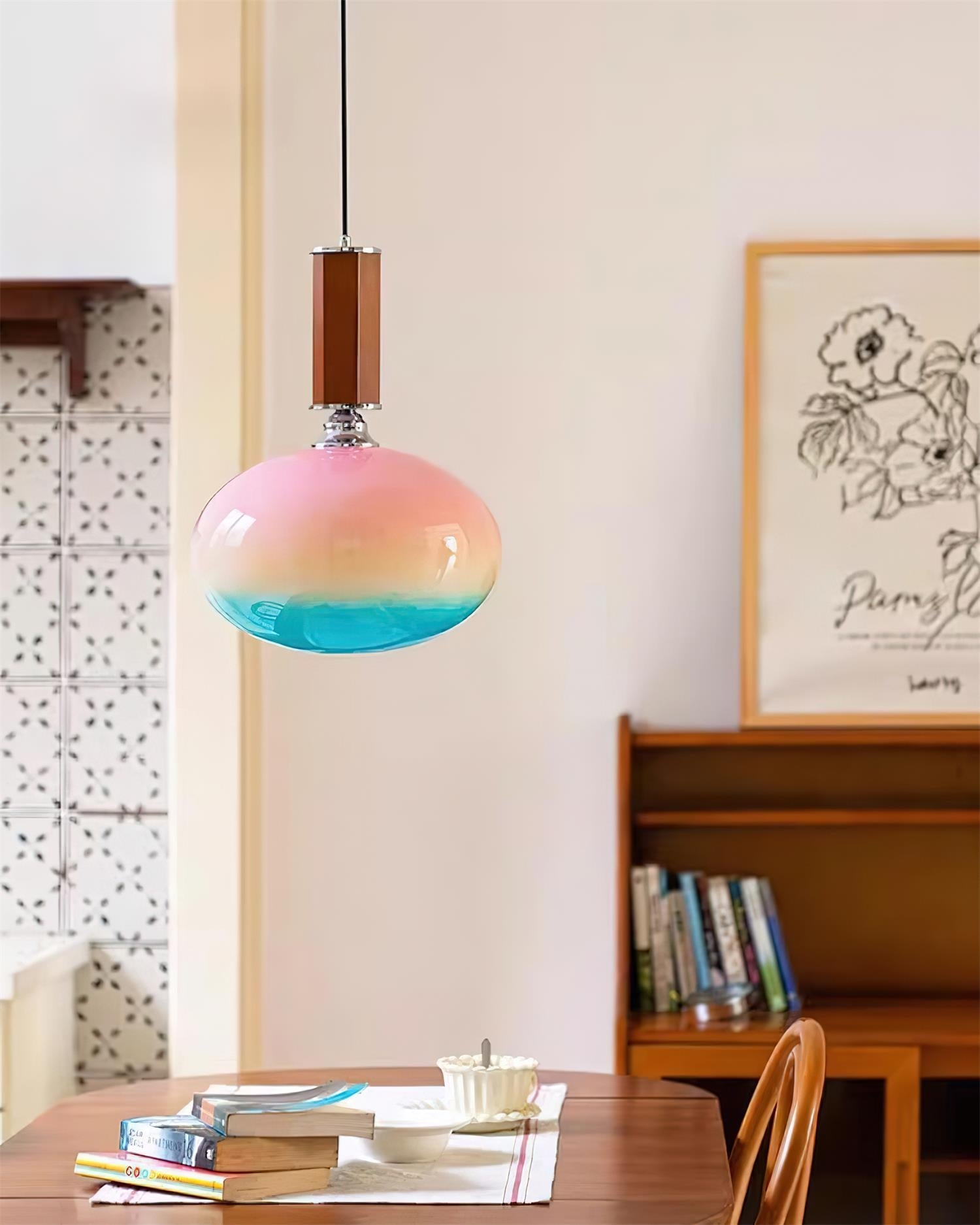 Lampa wisząca Lumia nad stołem z książkami
