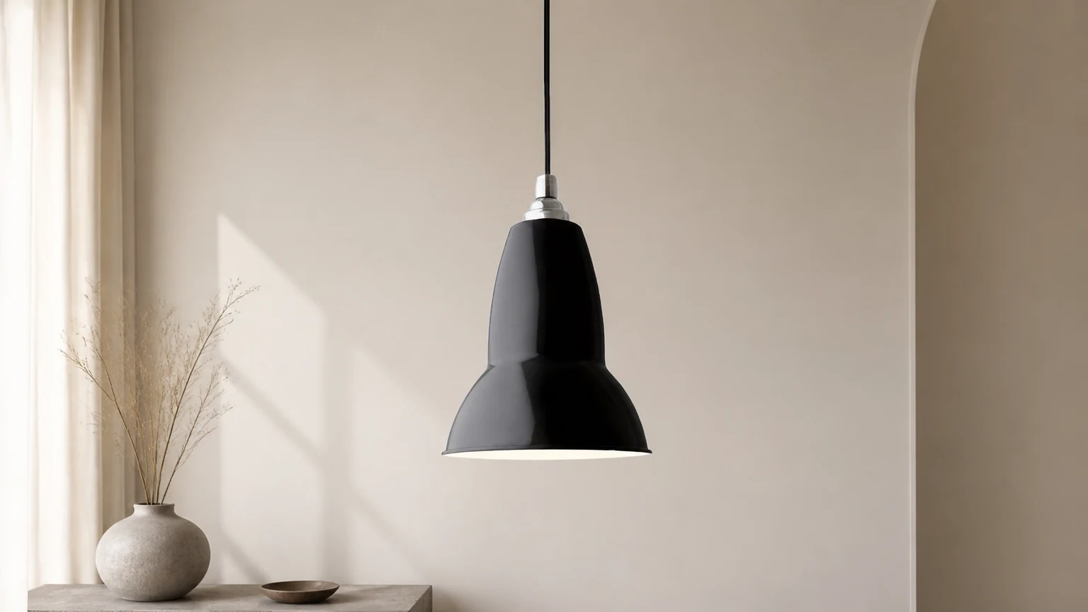 Klasyczna lampa wisząca Modryx w ciepłej, minimalistycznej scenerii pomieszczenia