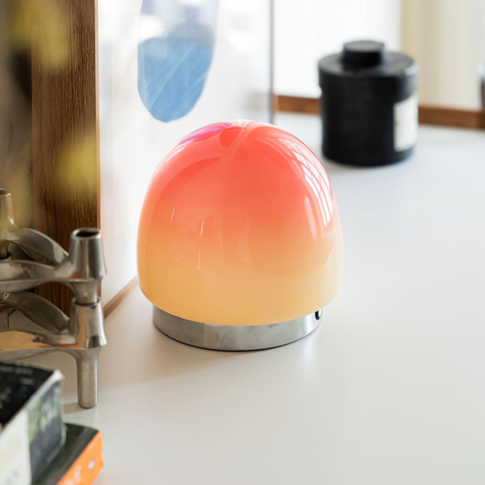 Brzoskwiniowa lampa stołowa na biurku lub toaletce