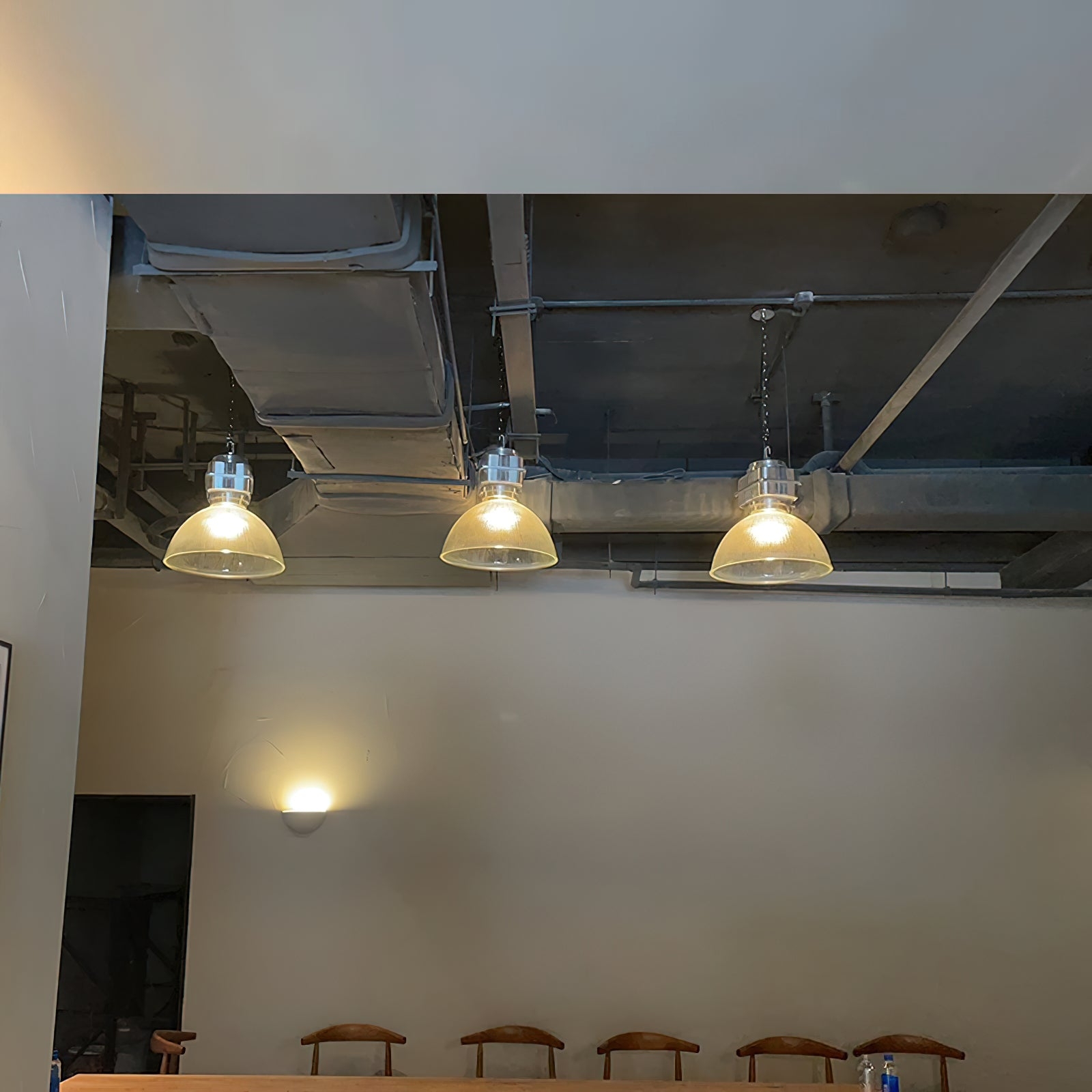 Trzy lampy wiszące Lobay w pomieszczeniu