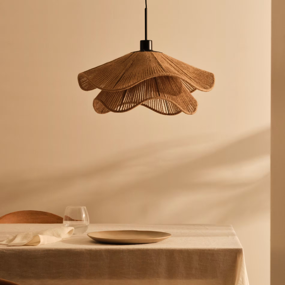 Lámpara colgante Cape Points de tonos cálidos y oscuros sobre una mesa de comedor.