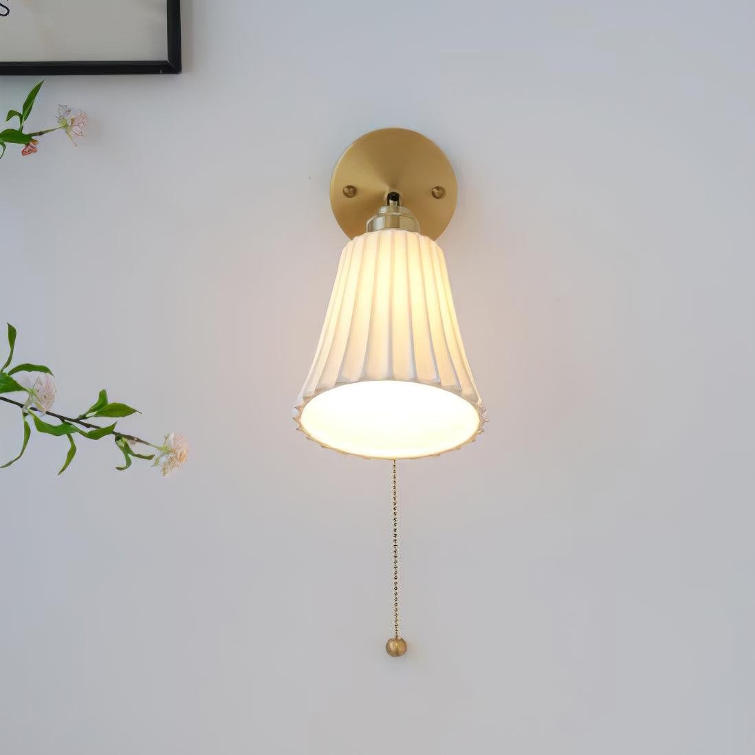 Lampa ścienna skierowana do przodu z widocznym sznurkiem