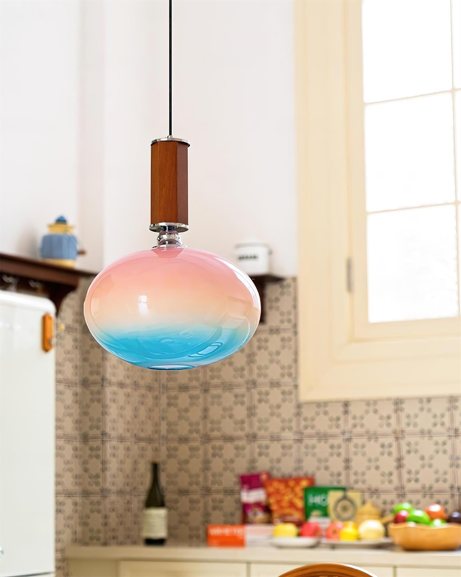 Lampa wisząca Lumia w scenie kuchennej w pobliżu blatu