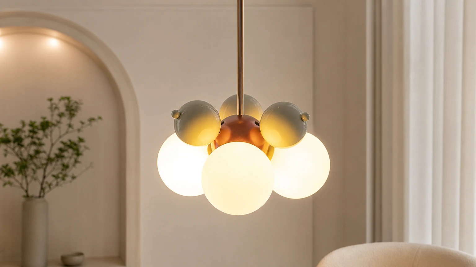 Nowoczesna lampa wisząca z kloszem w kształcie bańki M349 w scenie pomieszczenia