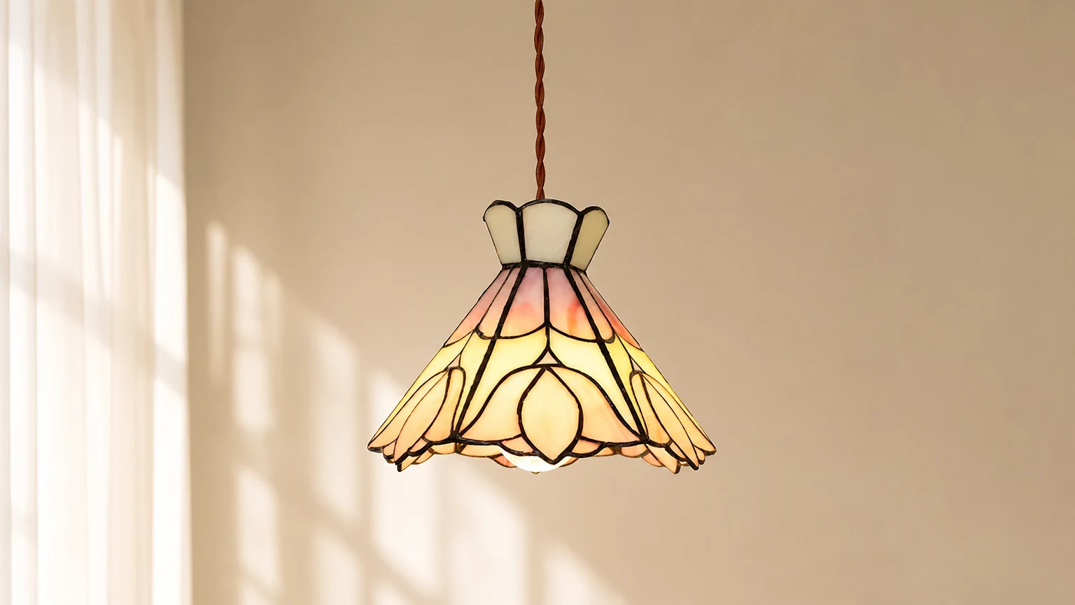 Lampa wisząca retro Tiffany w poziomej scenie ciepłego pomieszczenia
