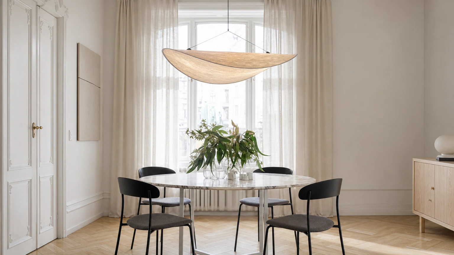 Suspension LED moderne Cloud TENSE dans un intérieur apaisant