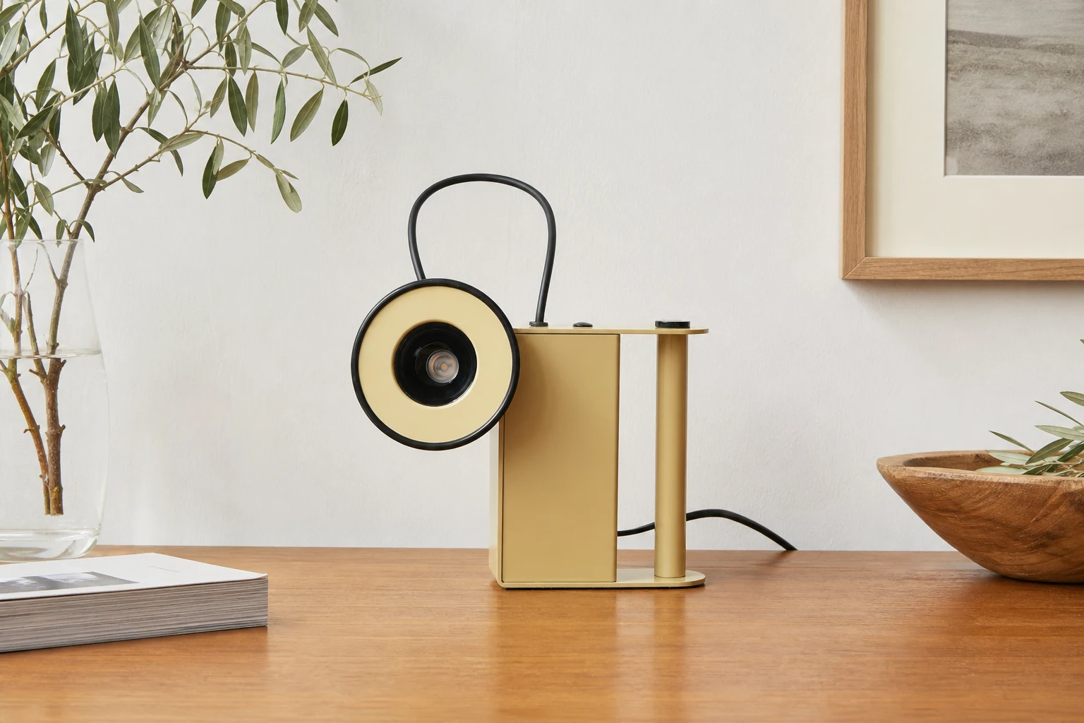 Magnetyczna, regulowana lampa stołowa z kamerą G57 w scenie lifestylowej