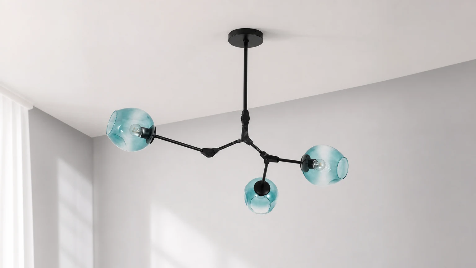 Asymmetrisk globeformet boblelysekrone installert i et rom