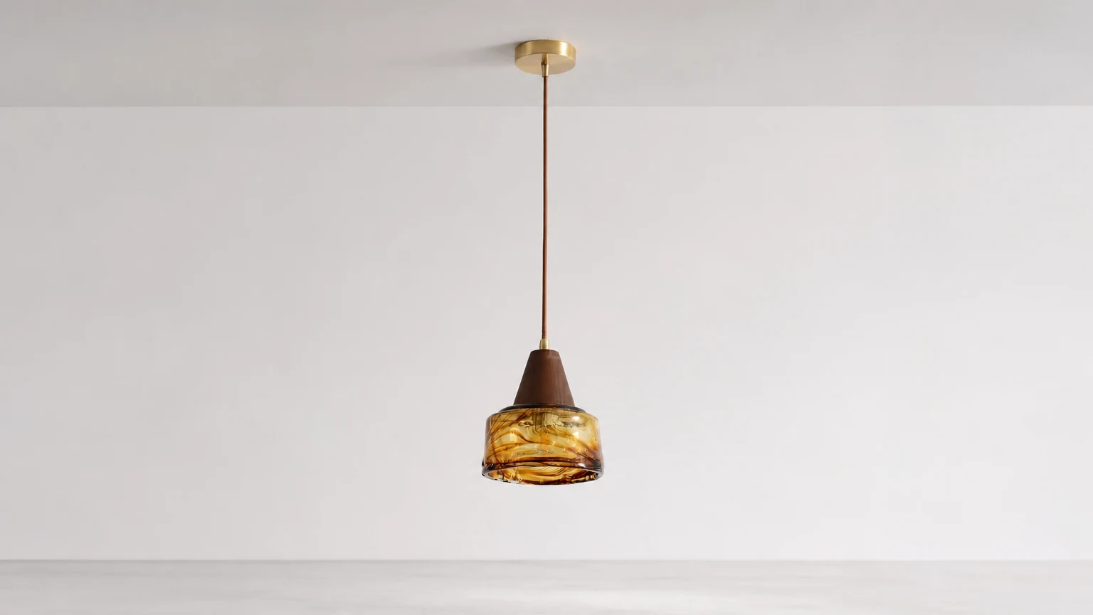 Lámpara colgante vintage de Murano P076 en un ambiente interior cálido.