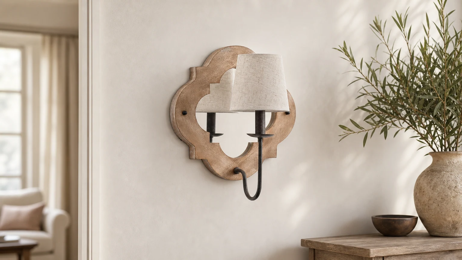 Lampa ścienna Rheam D545 łukowata drewniana kinkiet w ciepłej scenie wnętrza