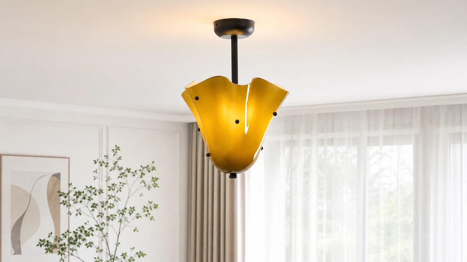 Skulptural glastaklampa Bellina installerad i ett varmt modernt rum