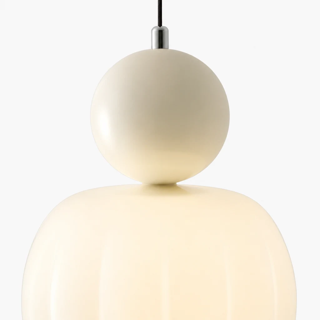 Zbliżenie na klosz i wykończenie lampy wiszącej Ornavigo
