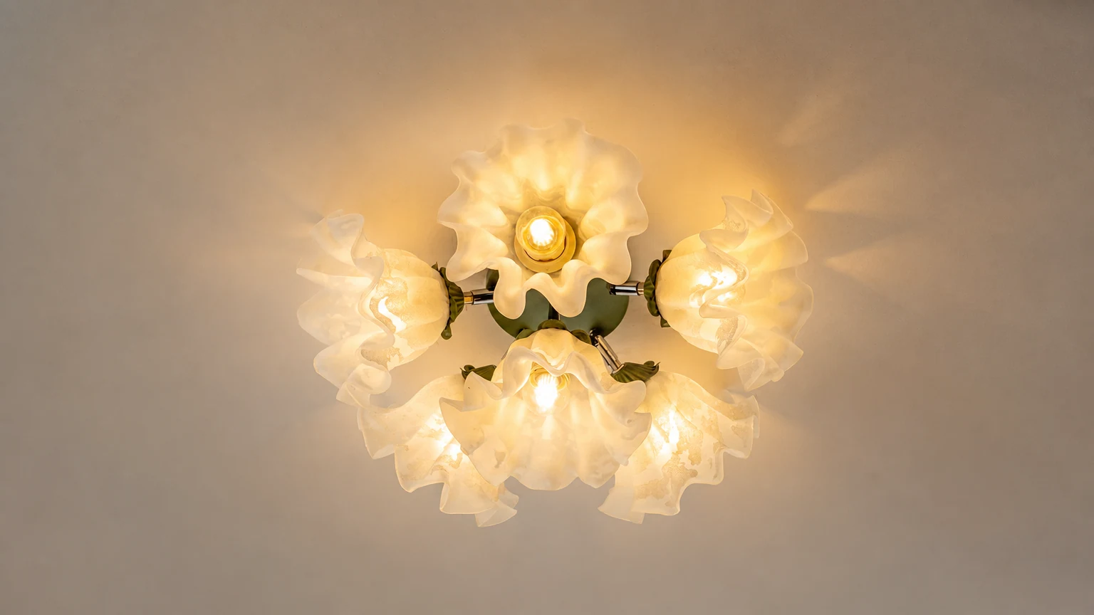 Lampa sufitowa Lily Flower P036 zainstalowana w ciepłym wnętrzu