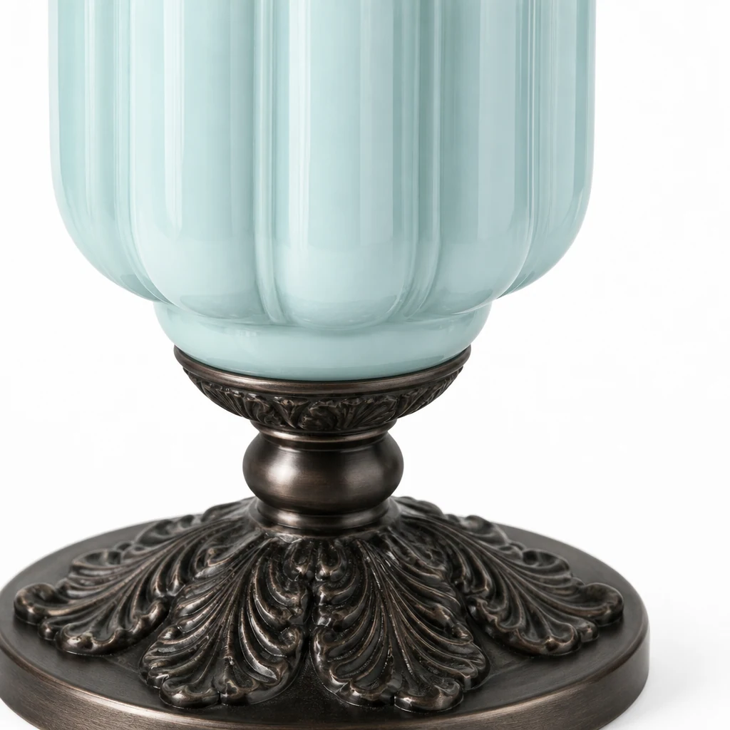 Närbildsdetalj av den räfflade glas- och metallfinishen på pumpabordslampan Eloise