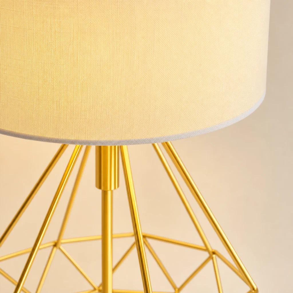 Närbild på tygskärmen och metallramen på Diamond Fabric Table Light