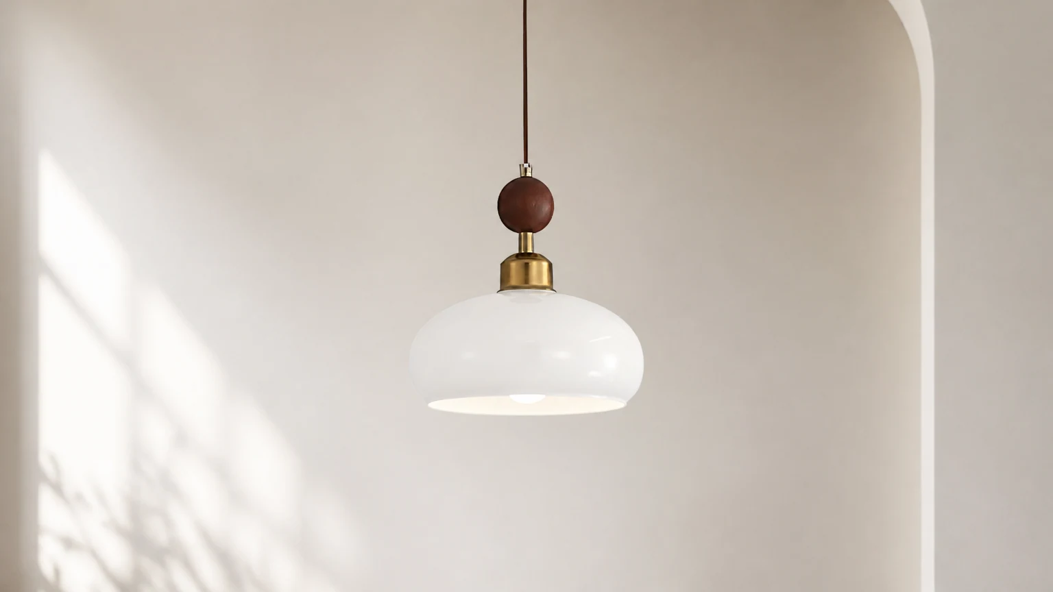 Koralikowa lampa wisząca D234 w ciepłym wnętrzu