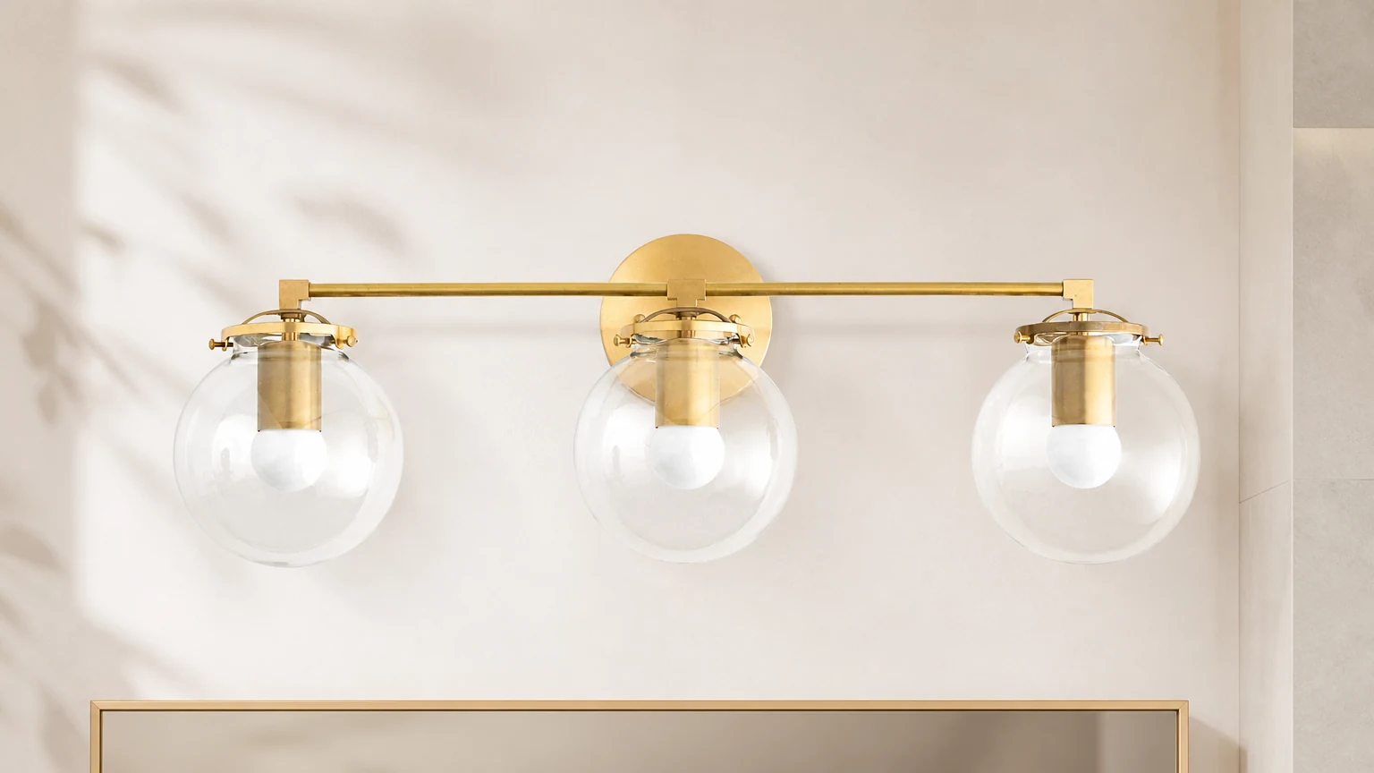 Lampa umywalkowa Glorica z trzema kulami zainstalowana w łazience