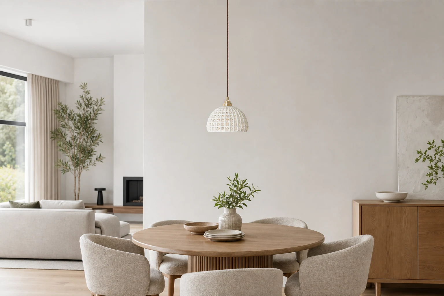 Plafonnier en rotin tressé présenté dans un intérieur de style de vie