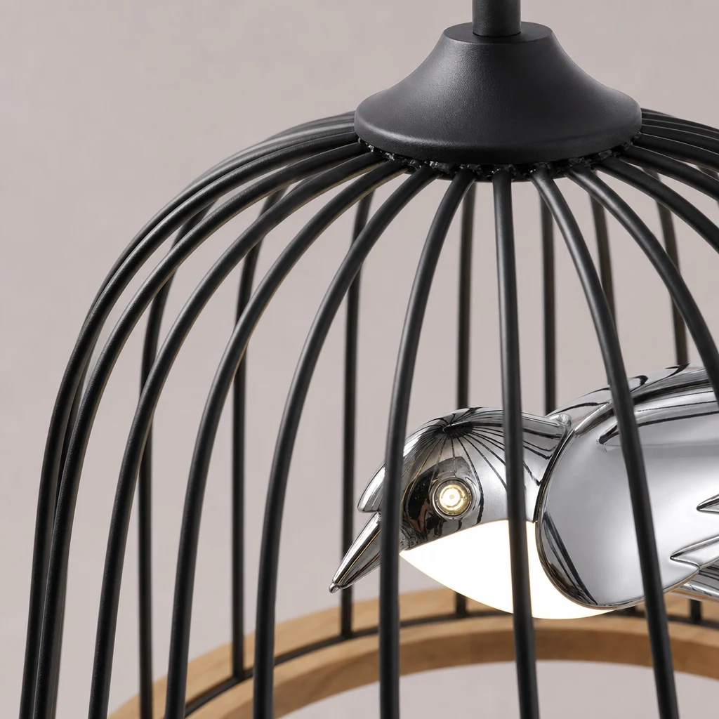Detailaufnahme der Oberfläche und der Käfigkonstruktion der Birdy Cage Pendelleuchte.