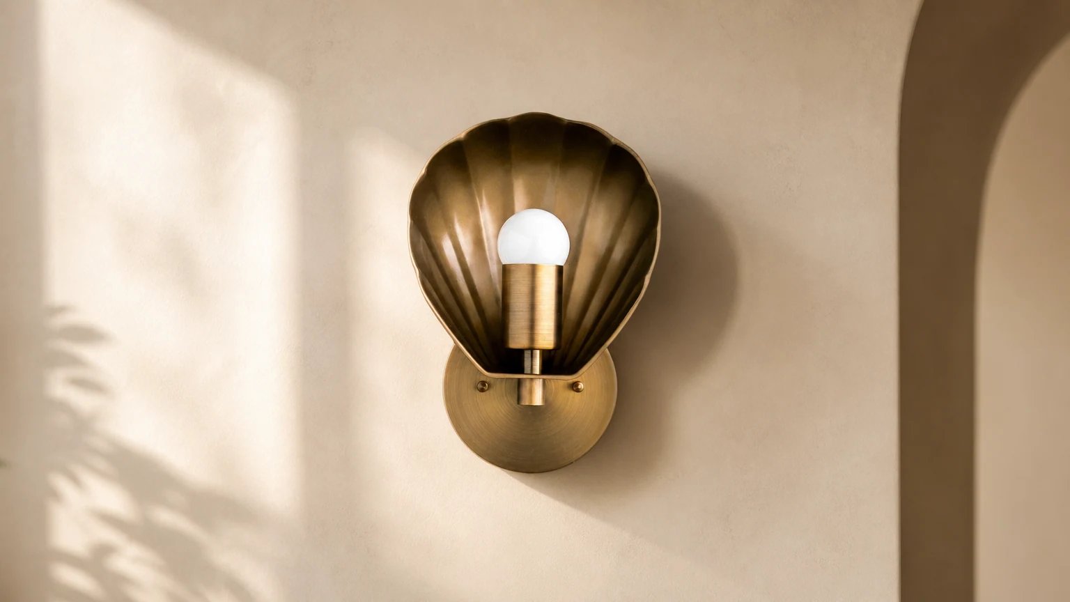 Kinkiet Ornato Luxe Deco Mosiężny zainstalowany w ciepłym wnętrzu