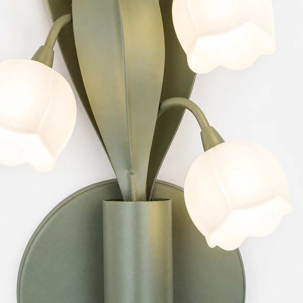 Zbliżenie kinkietu Orchid P063 z abażurami kwiatowymi i strukturą zielonych liści