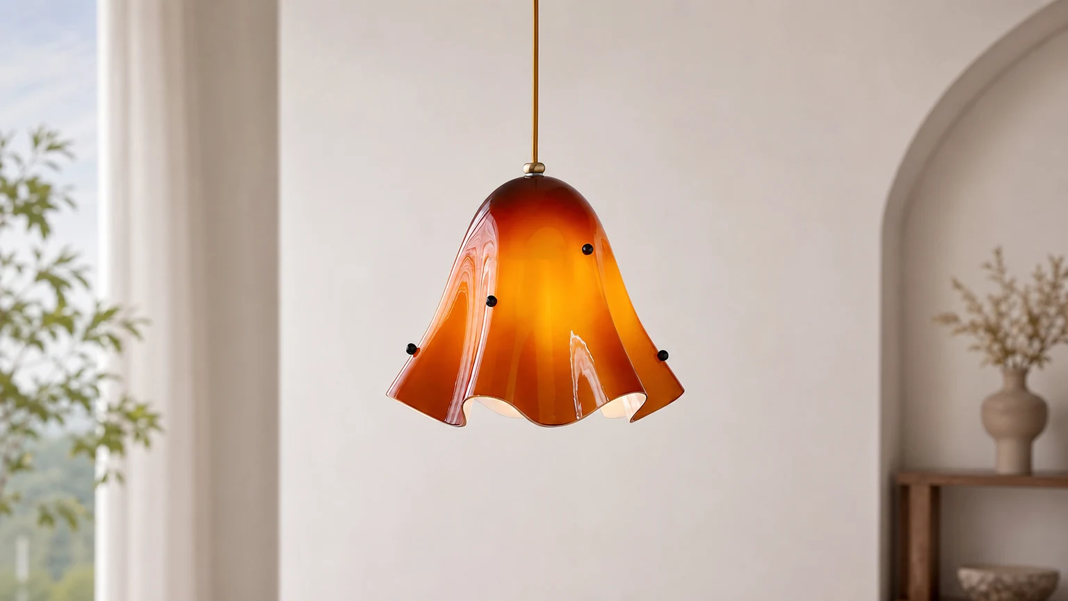 Szklana lampa wisząca inspirowana kwiatami Bellina Bloom w ciepłym wnętrzu