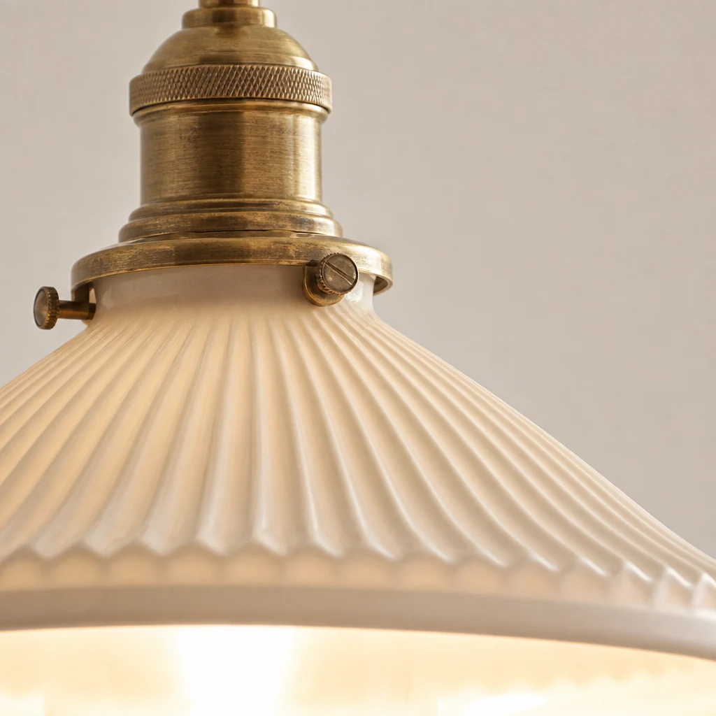 Dokładne szczegóły ceramicznego klosza lampy wiszącej Eloria i wykończenia materiału