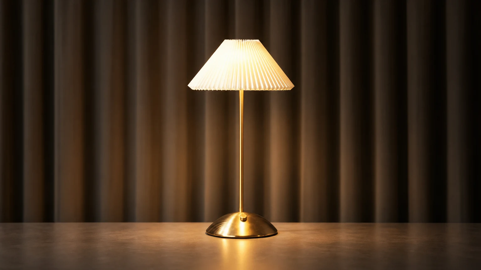 Bezprzewodowa lampa stołowa Freedom Radiance Wireless D845 w ciepłej scenerii pomieszczenia