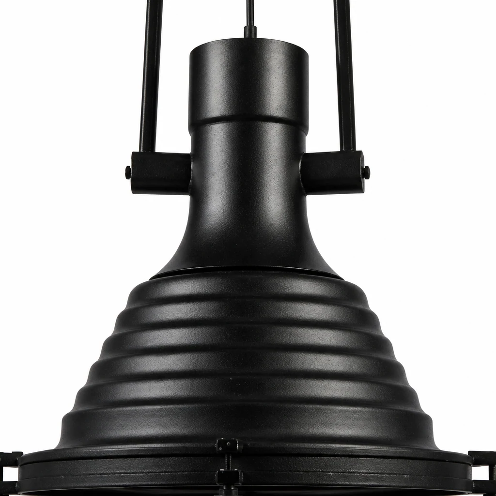 Zbliżenie na metalową lampę wiszącą Industrial Country z jasnego metalu