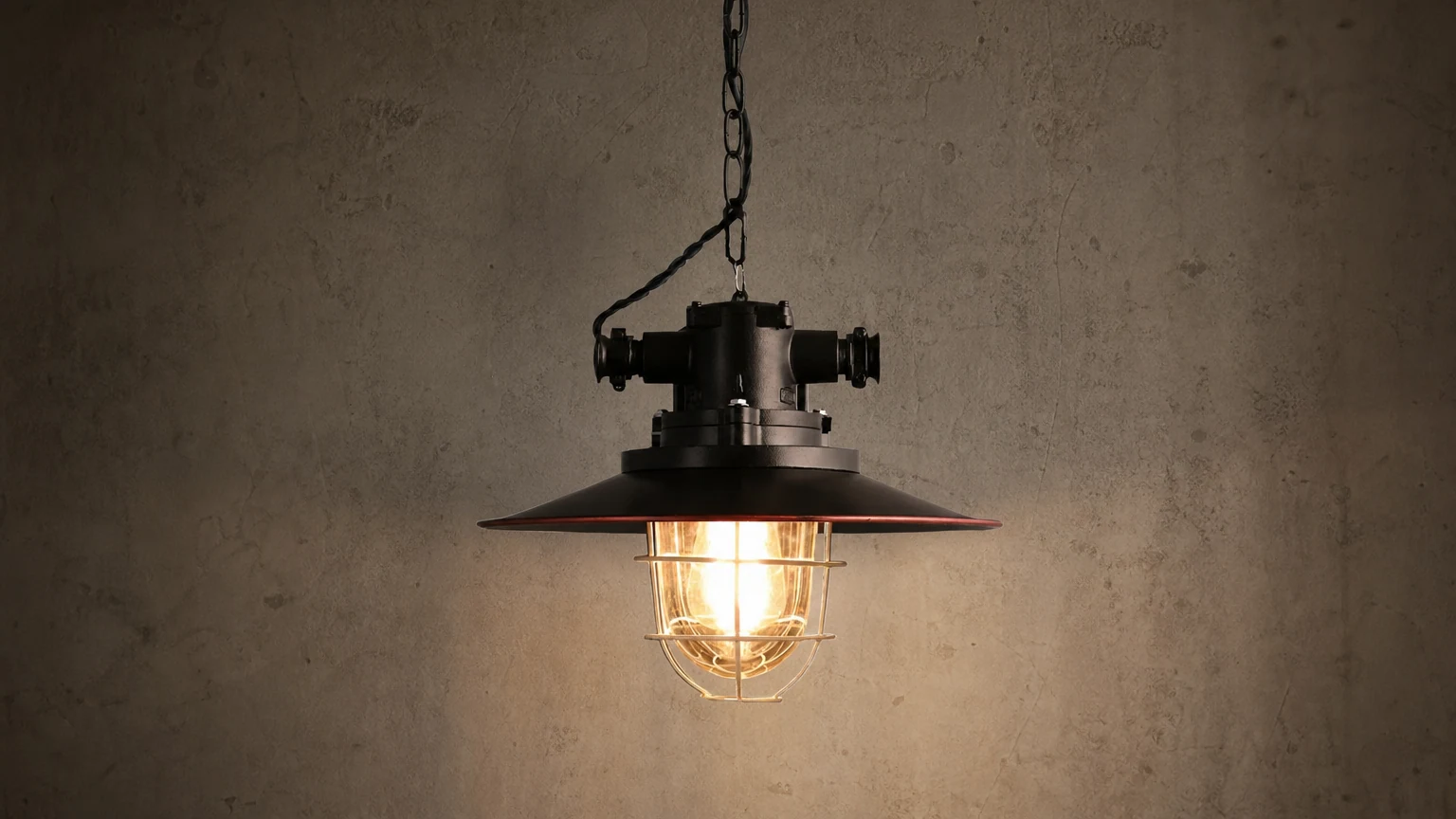 Brilliant Aluminiowa przemysłowa lampa sufitowa D814 zainstalowana w industrialnym wnętrzu