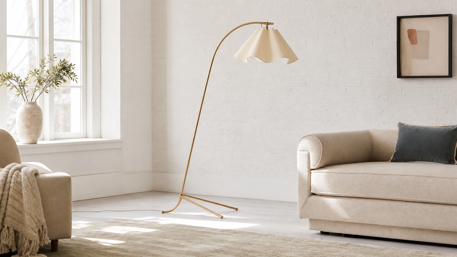 Łukowata lampa podłogowa Oslan z abażurem w ciepłej scenerii salonu