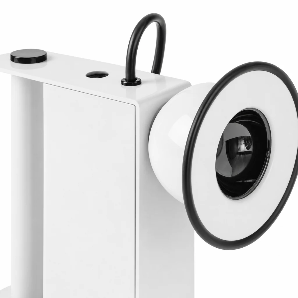 Zbliżenie na magnetyczną, regulowaną lampę stołową z metalowym korpusem i regulowaną głowicą G57