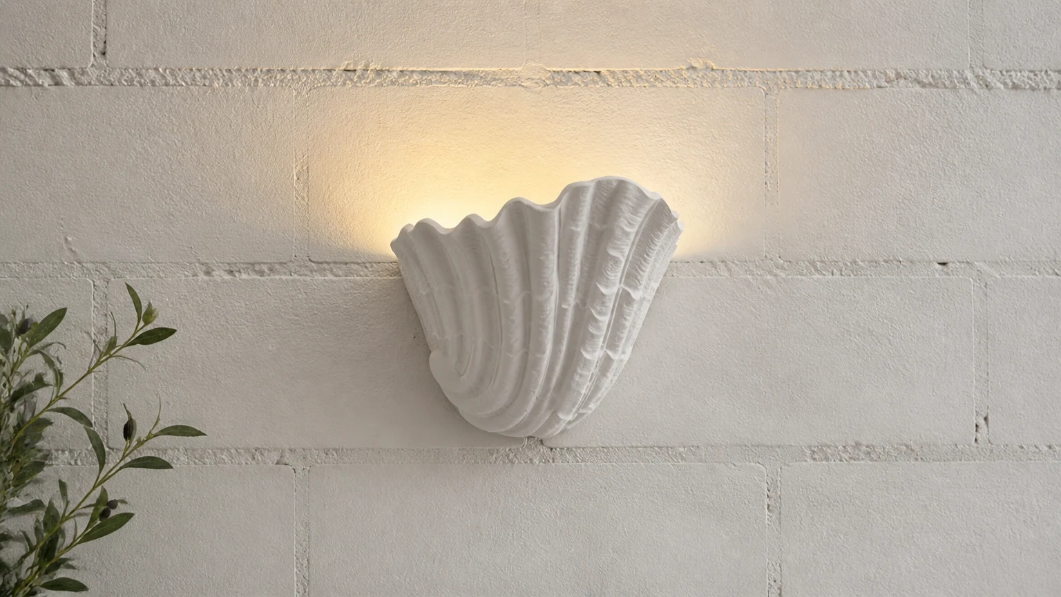 Kinkiet Shell Plaster P067 w ciepłej scenie ściennej