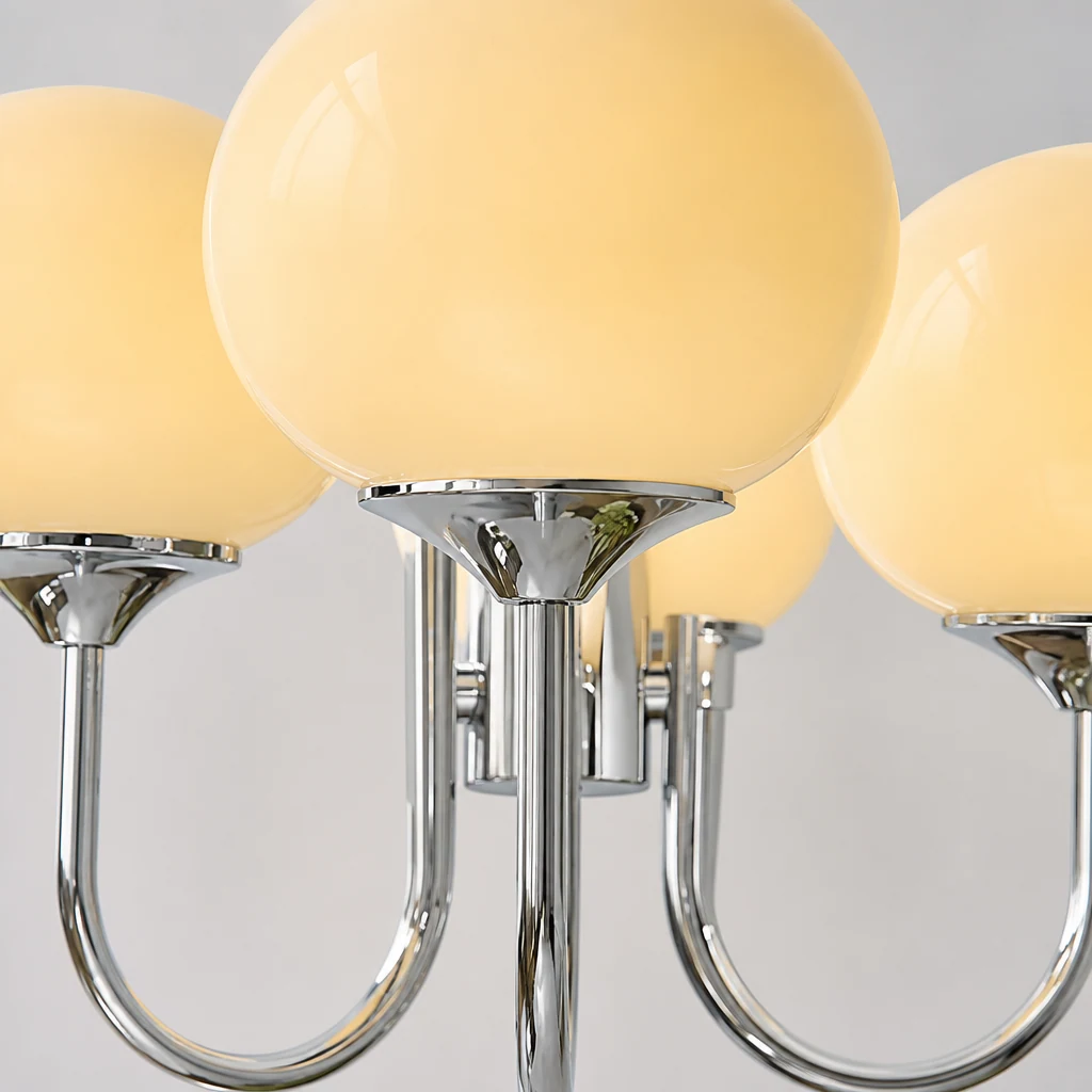Zbliżenie na zaokrągloną szklaną kulę i metalową ramę na żyrandolu Marshmallow