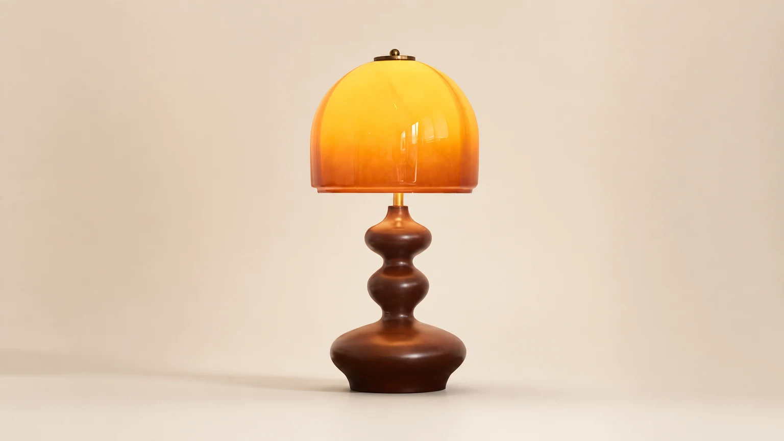 Vintage Lampa stołowa P077 z drewnianym kloszem i abażurem ze szkła w ciepłej scenerii wnętrza