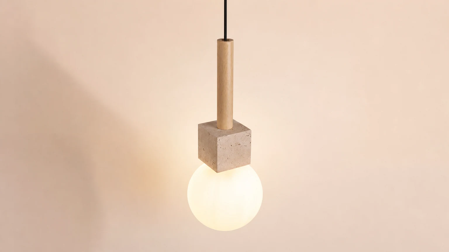 Nowoczesna lampa wisząca Travertine Cube D928 pokazana w ciepłej scenie wnętrza