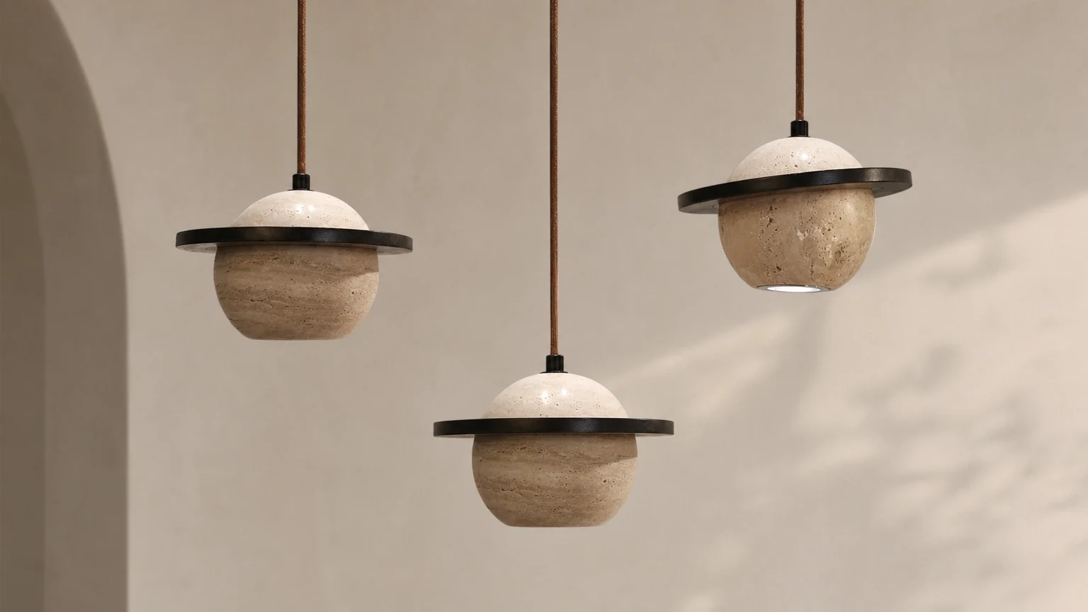 Lampa wisząca Travertine Planet D927 w ciepłym wnętrzu